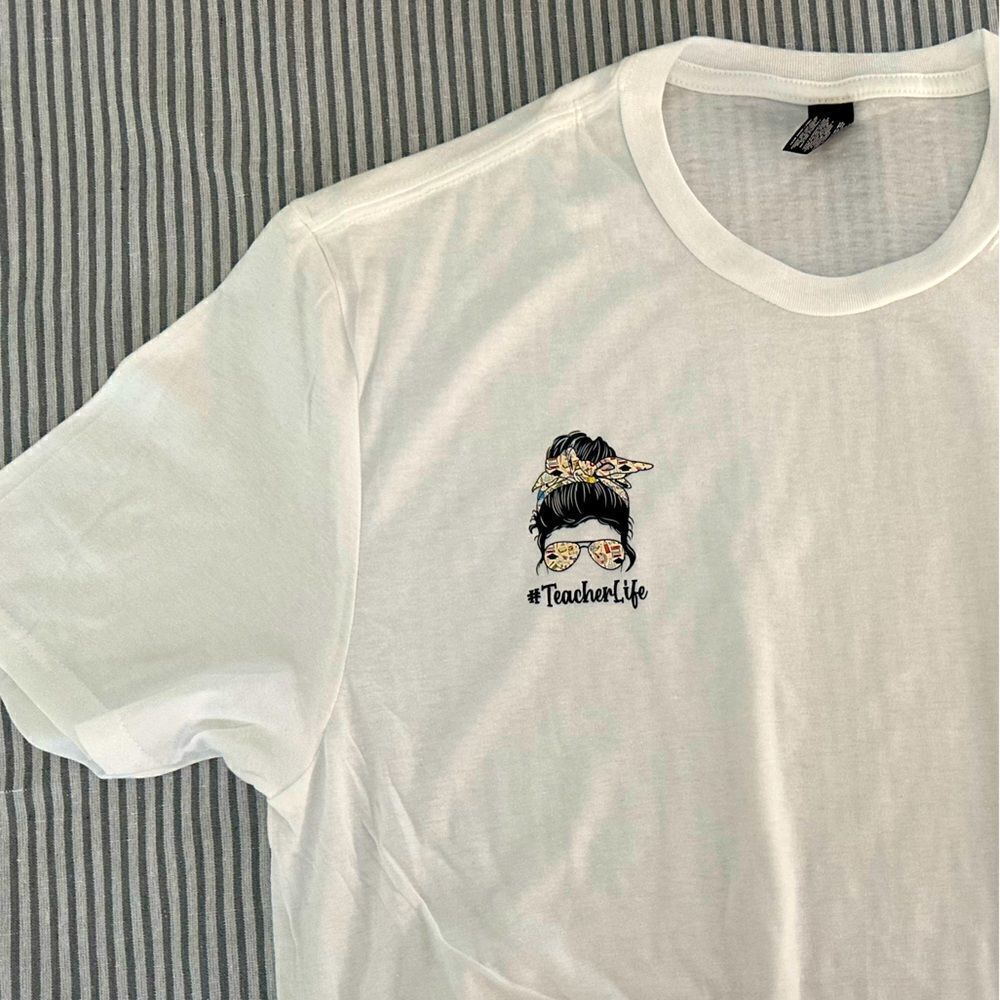 🌸 Teacherlife Top Knot & Shades Cool Teacher White Short Sleeve Tee Size Medium
